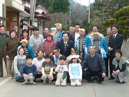 草の根地域訪問～高屋敷町内会の皆さんと記念撮影の写真