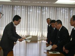 基幹的土地改良施設整備の継続等について懇談の写真