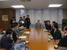 「インダストリアルツアーinいわて2008」に参加した企業担当者の表敬の写真