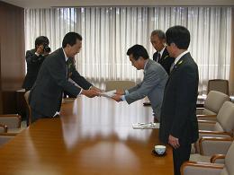 民主党岩手県総支部連合会から要望の写真