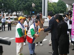 県産品愛用月間キャラバンの出発式に出席の写真