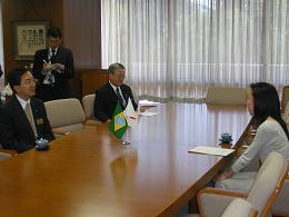 ブラジルから来日した留学生の知事表敬の写真