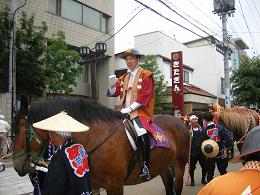 盛岡市材木町から盛岡八幡宮までを乗馬行進の写真