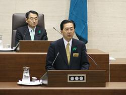 初の県議会本会議に出席の写真