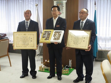 本県しいたけ生産者農林水産大臣表彰受賞表敬の写真