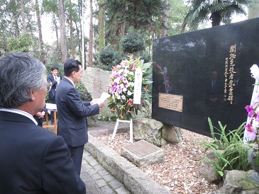 日本移民開拓先没者慰霊碑参拝の写真