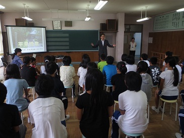 知事による平泉授業（宮古市立鍬ヶ崎小学校）の写真
