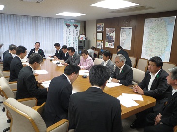 県議会希望みらいフォーラムからの要望の写真