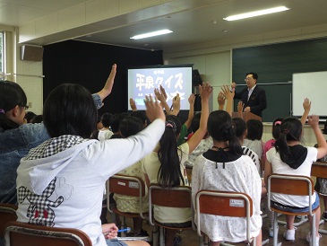 知事による平泉授業（奥州市立前沢小学校の写真