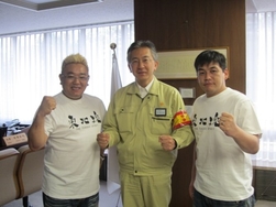 記念撮影する知事