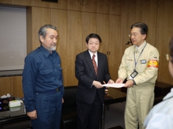 片山総務相に要望する知事と釜石市長