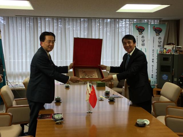 中華人民共和国駐札幌総領事館　滕安軍総領事様表敬の写真