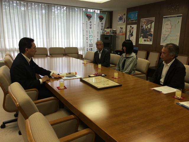 高校生国際美術展内閣総理大臣賞受賞者表敬の写真