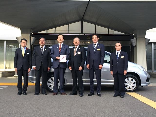 ライオンズクラブ国際協会復興支援車両寄贈の写真