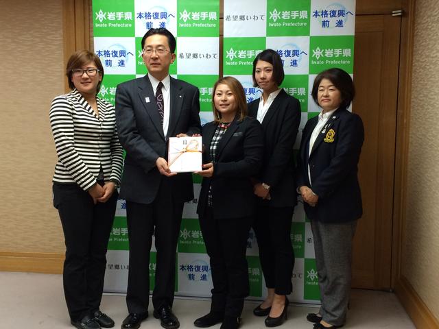 日本女子プロゴルフ協会からの寄附金贈呈の写真