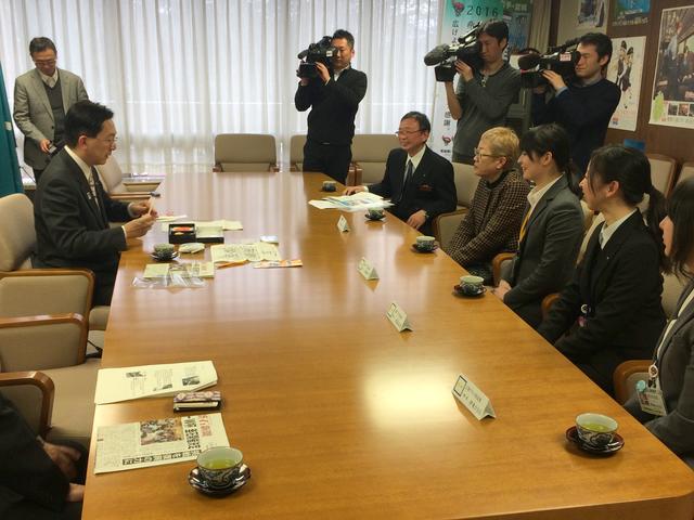 三陸鉄道釜石駅の駅弁「三賛六弁当」関係者表敬の写真