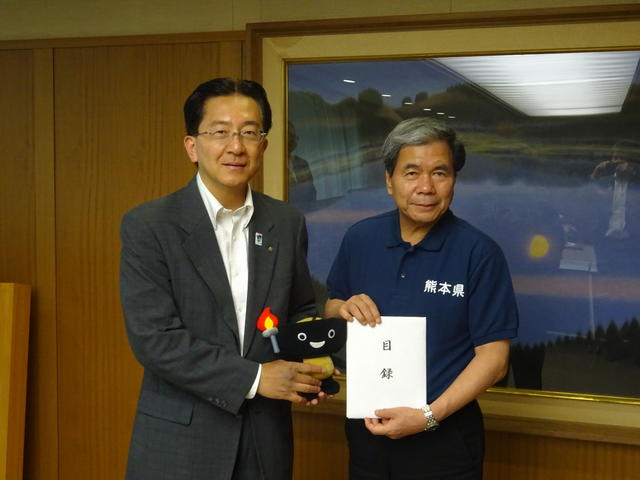 熊本県選手団への参加支援金贈呈の写真