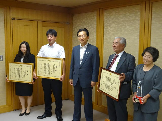 乾椎茸品評会における農林水産大臣賞受賞者表敬の写真