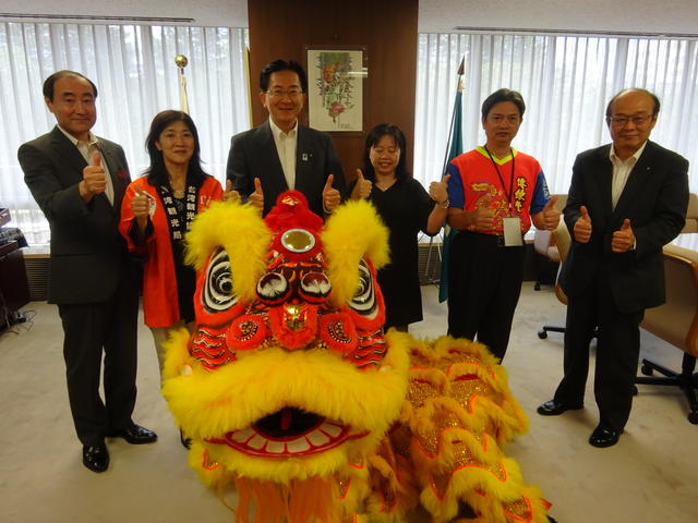 台湾観光協会東京事務所長及び台湾観光舞踊団表敬の写真