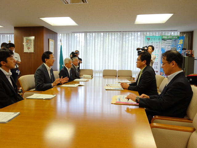 務台復興大臣政務官表敬の写真