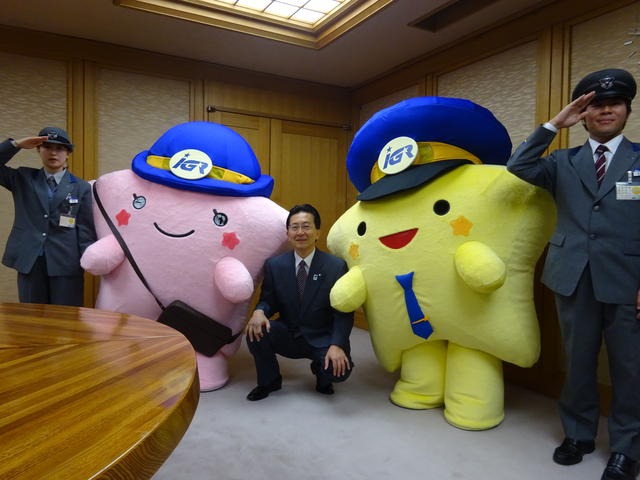 IGRいわて銀河鉄道マスコットキャラクター（ぎんがくん、きらりちゃん）表敬の写真