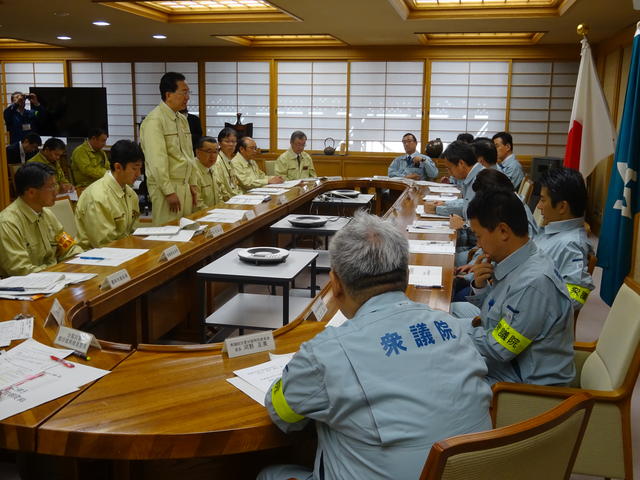 衆議院災害対策特別委員会被災地視察における意見交換の写真