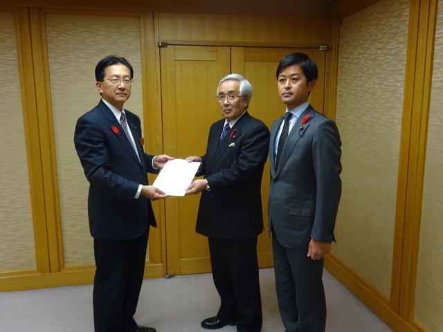 県議会による台風10号被害に関する決議書受領の写真