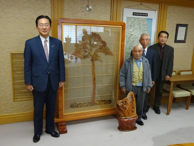 建具「復興の一本松」寄贈の写真