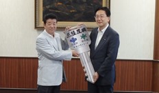 松井大阪府知事（左）からのキーレプリカの贈呈