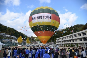 鍬ヶ崎・光岸地地区「まちびらき」　熱気球搭乗体験の様子（宮古市）