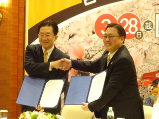 台湾トップセールス調印式で知事が握手する写真