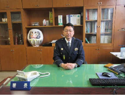 写真：日山署長