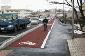 写真：盛岡市舘坂橋の自転車通行部分指定の状況